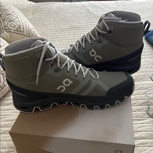 On Running Men's Black and Gray Boots